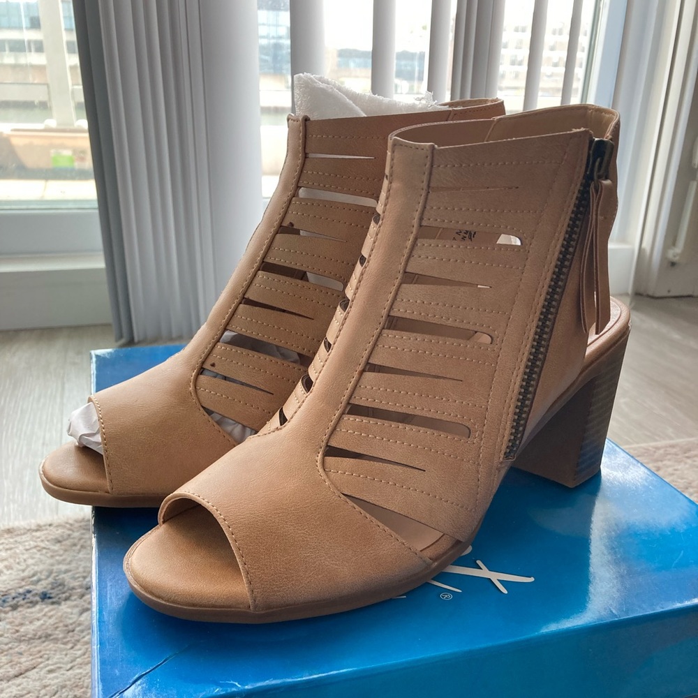 easy street Tan Cutout Peep-Toe Block Heel Sandals